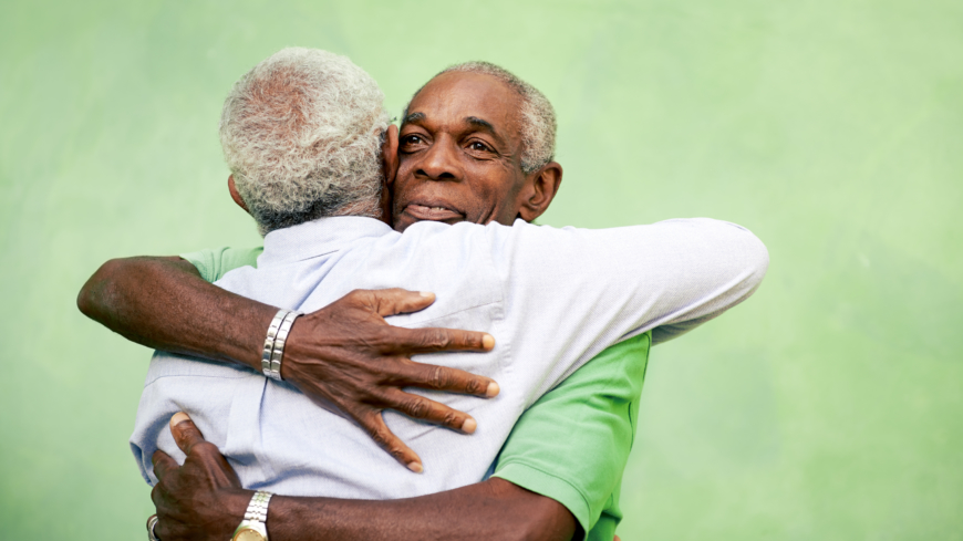 Beröring, som kramar, utlöser hormonet oxytocin som nu kan visa sig hjälpa gamla muskler läka effektivt. Foto: Shutterstock